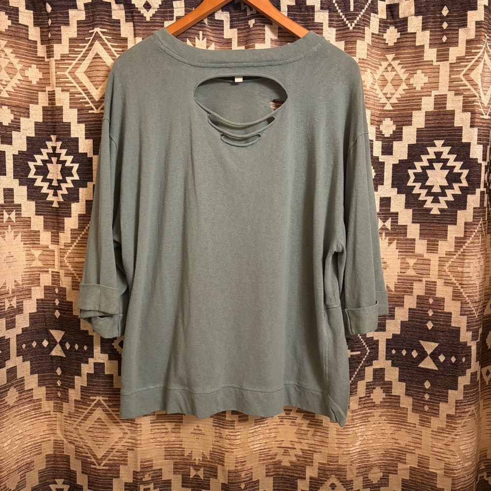 Women’s Umgee Size Large Distressed Three Quarter Sleeve Top, Blue / Green Color - Picture 6 of 9